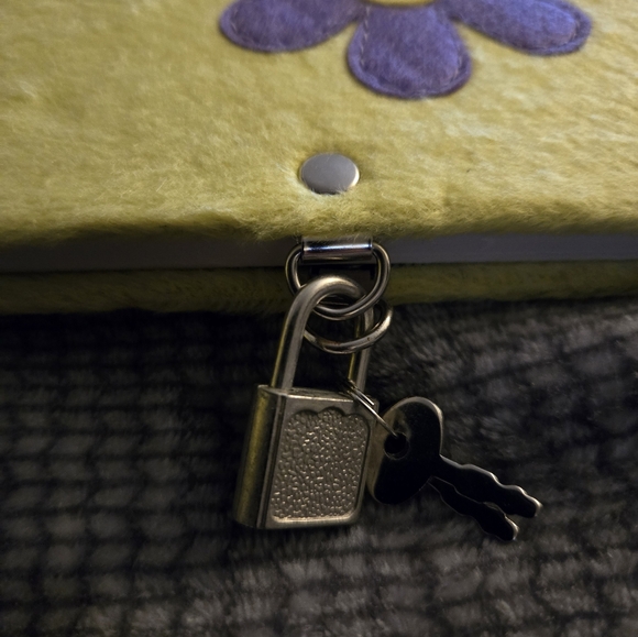 Locked Plush Flower Diary 70 pages 41/2" x 5/8" x 57/8" high - Picture 4 of 4